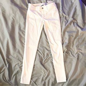 American Eagle Super Stretch Jegging. Low rise. New with tags.